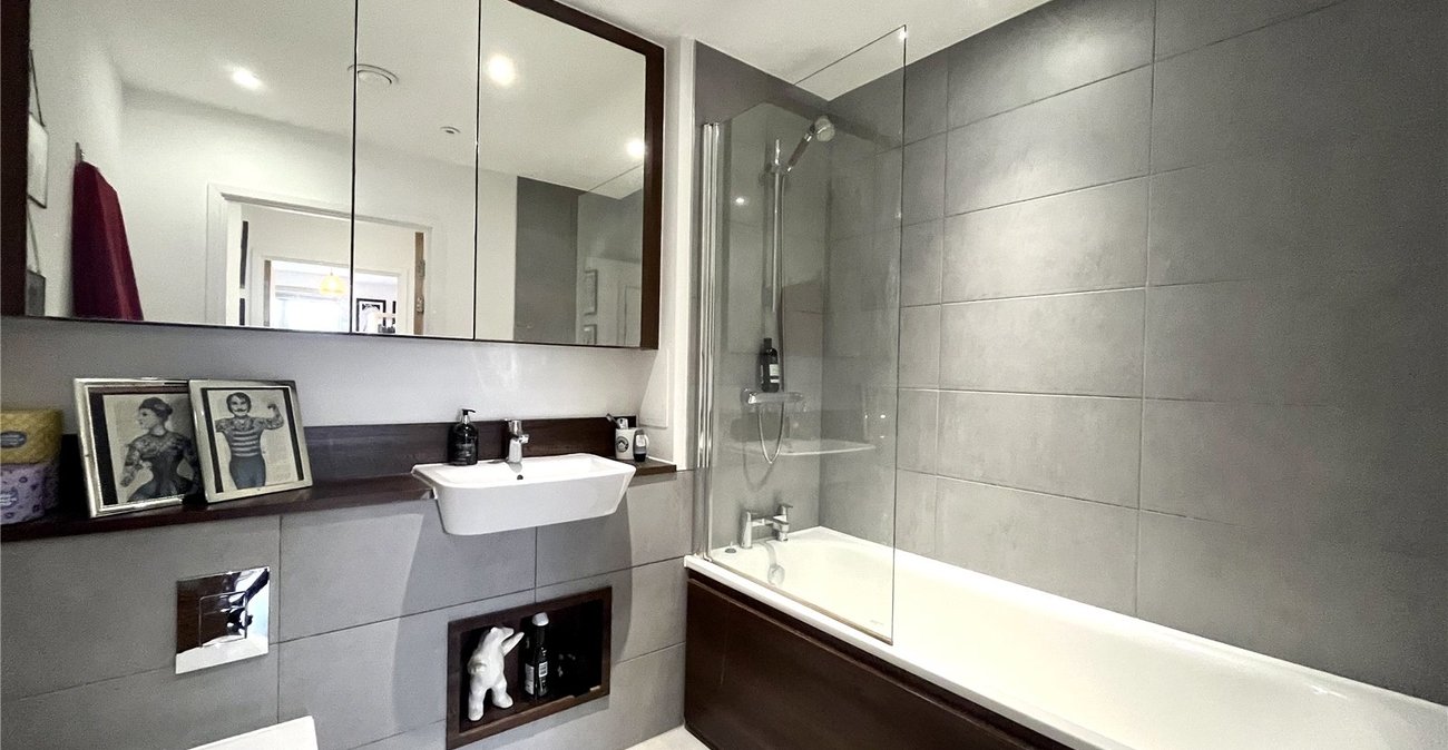 2 bedroom property for sale in London | Robinson Jackson