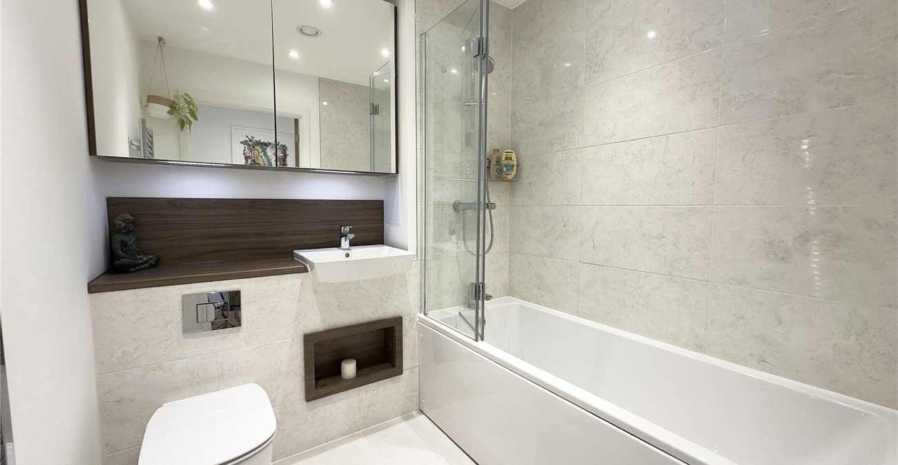 2 bedroom property for sale in London | Robinson Jackson