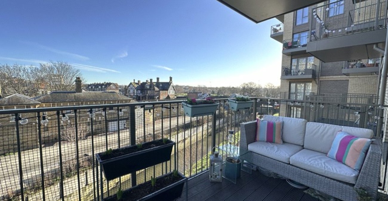 2 bedroom property for sale in London | Robinson Jackson