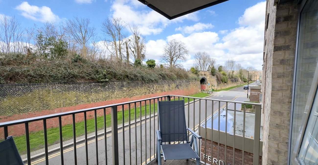 2 bedroom property for sale in London | Robinson Jackson