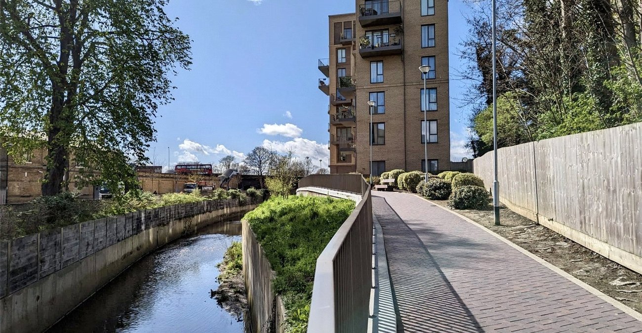 2 bedroom property for sale in London | Robinson Jackson