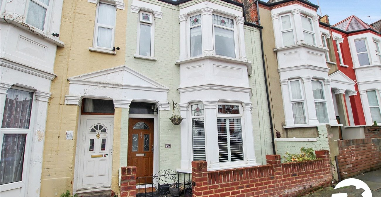 4 bedroom house for sale in Plumstead Common | Robinson Jackson