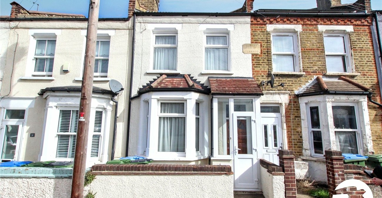 2 bedroom house for sale in London | Robinson Jackson