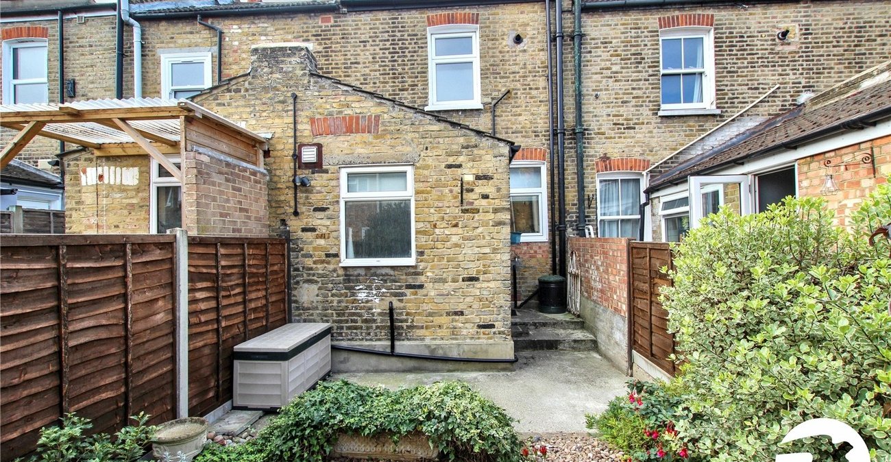 2 bedroom house for sale in London | Robinson Jackson