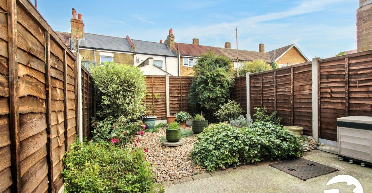 2 bedroom house for sale in London | Robinson Jackson