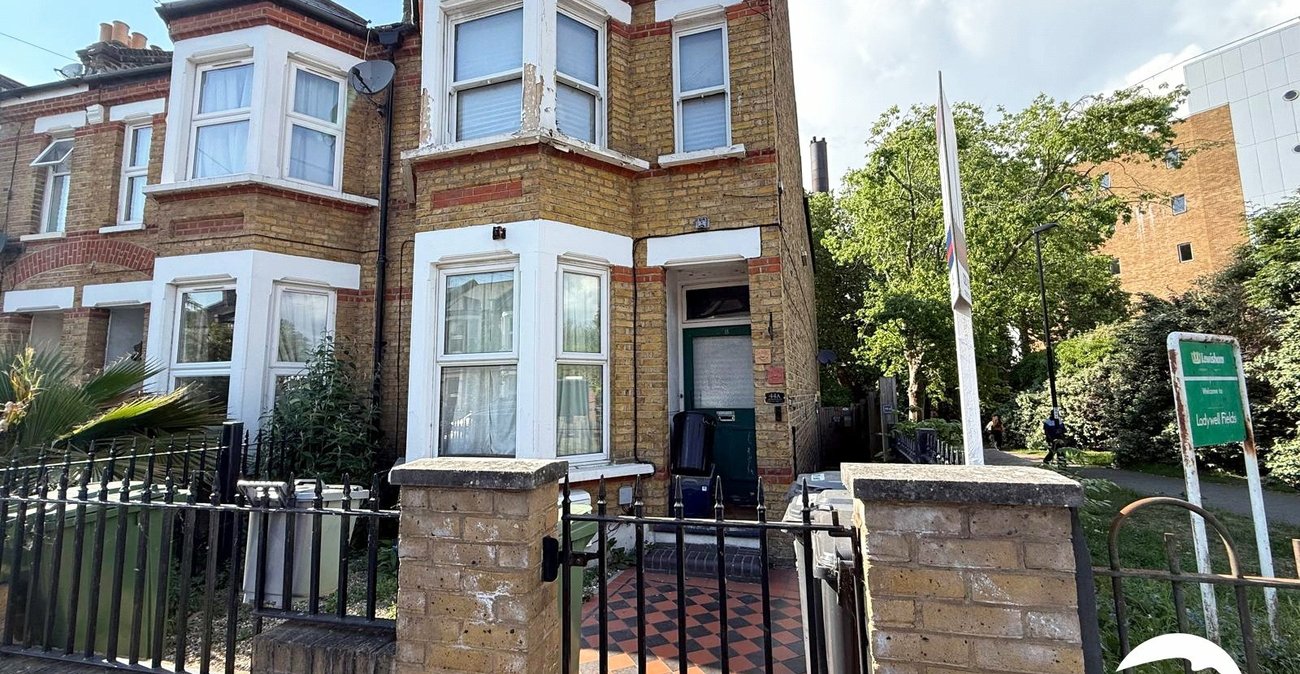 2 bedroom property for sale in London | Robinson Jackson
