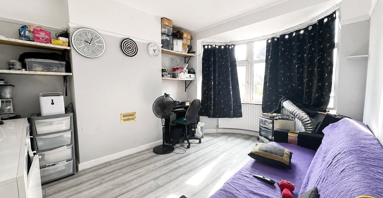 3 bedroom house for sale in London | Robinson Jackson