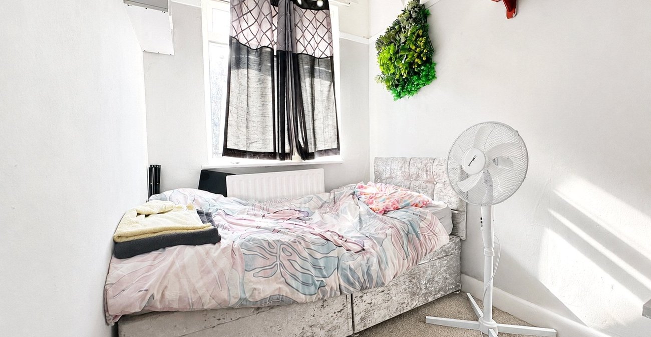 3 bedroom house for sale in London | Robinson Jackson