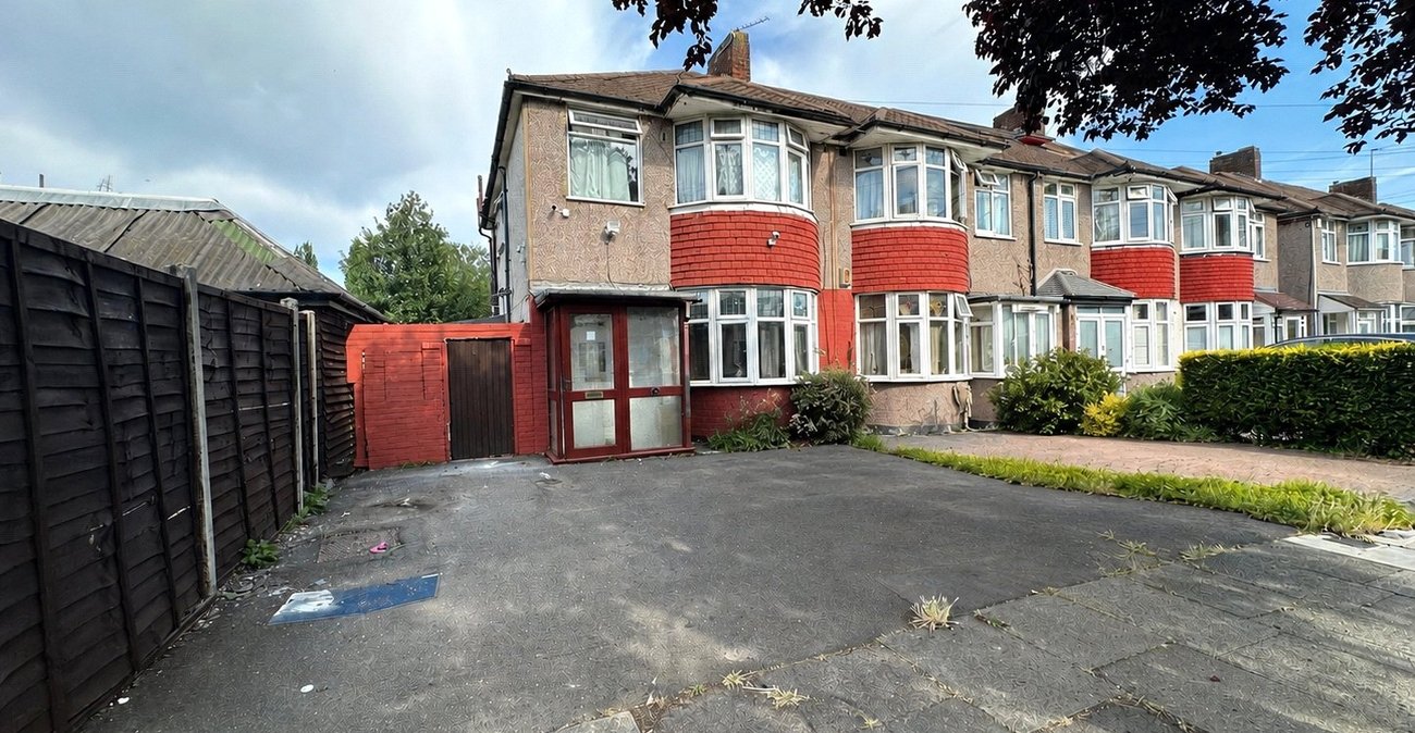 3 bedroom house for sale in London | Robinson Jackson