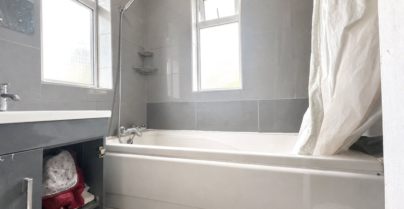 3 bedroom house for sale in London | Robinson Jackson