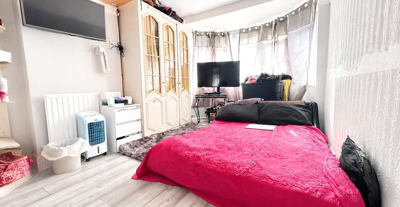 3 bedroom house for sale in London | Robinson Jackson