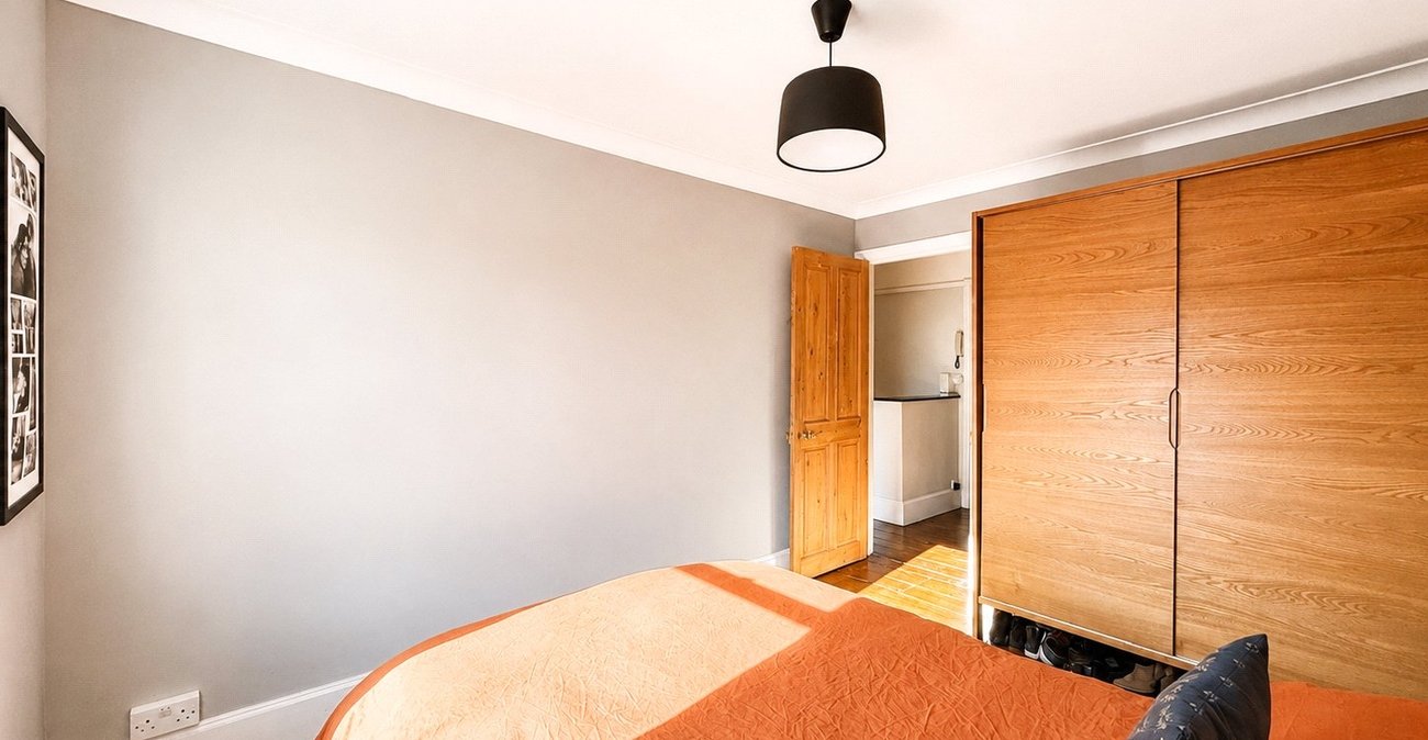 2 bedroom property for sale in London | Robinson Jackson