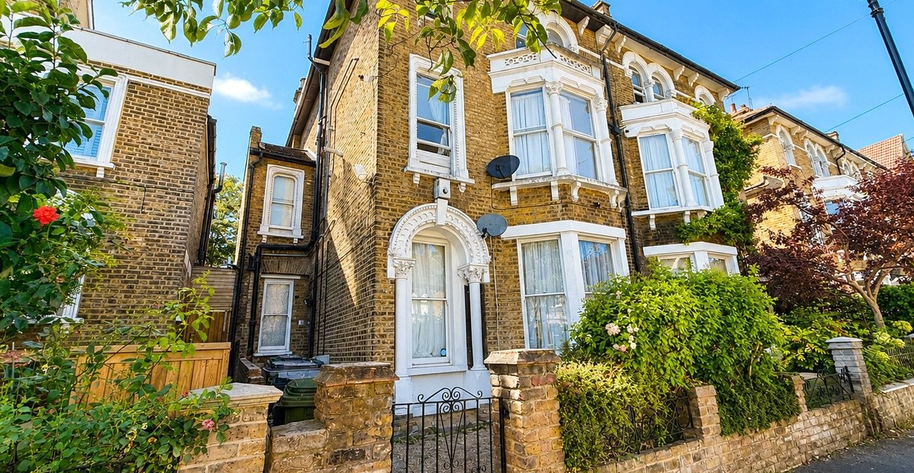 2 bedroom property for sale in London | Robinson Jackson