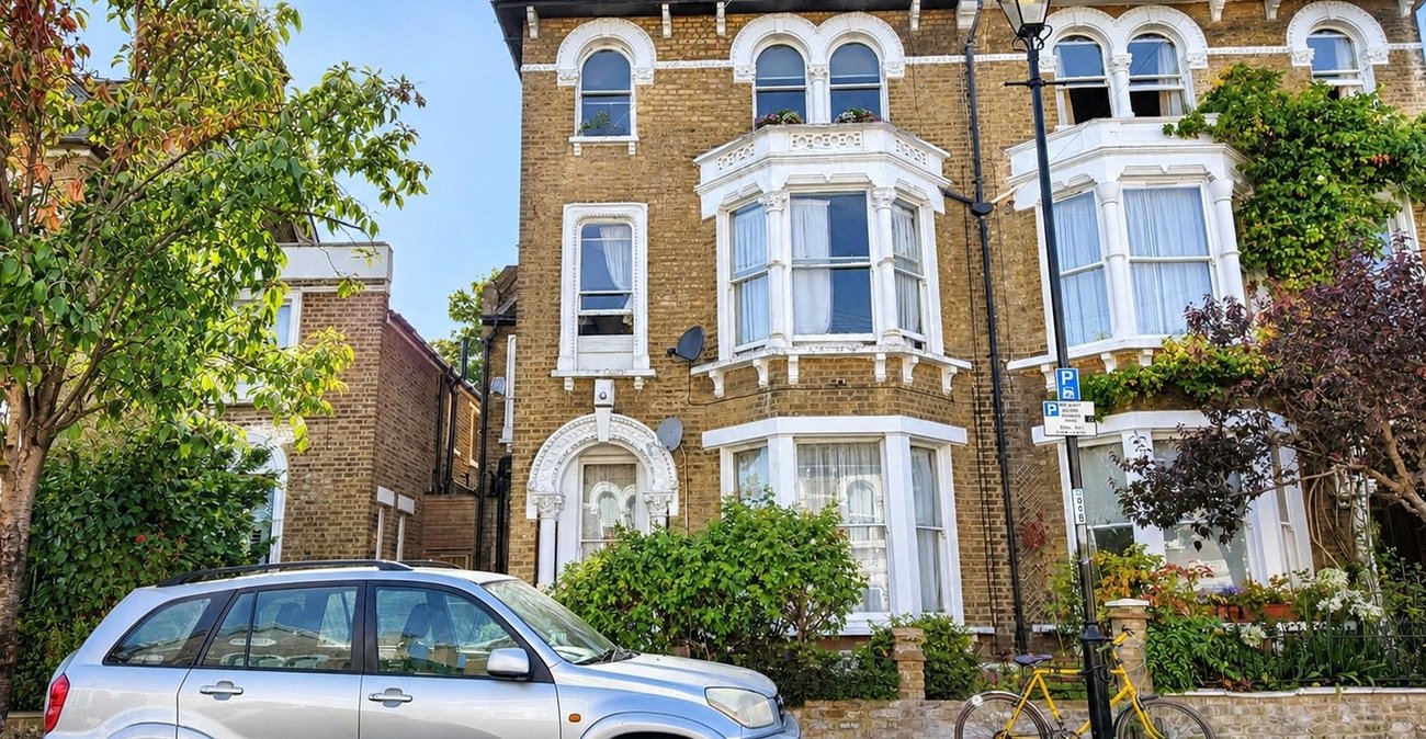 2 bedroom property for sale in London | Robinson Jackson