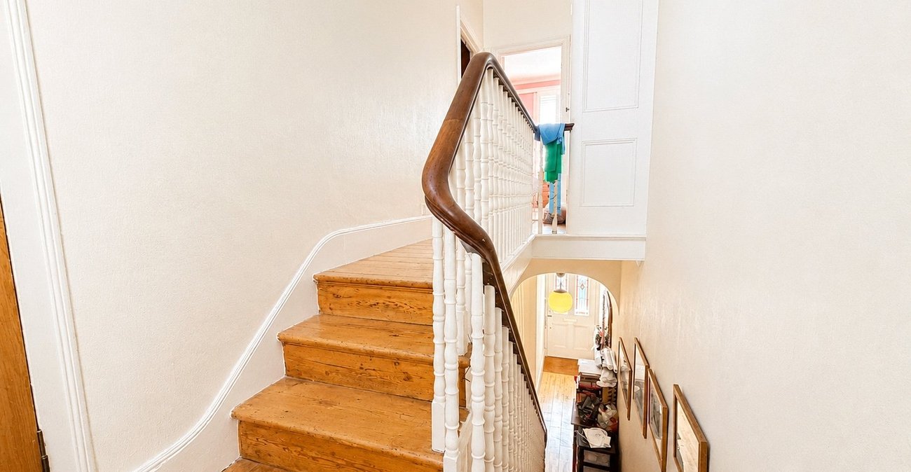 3 bedroom house for sale in London | Robinson Jackson