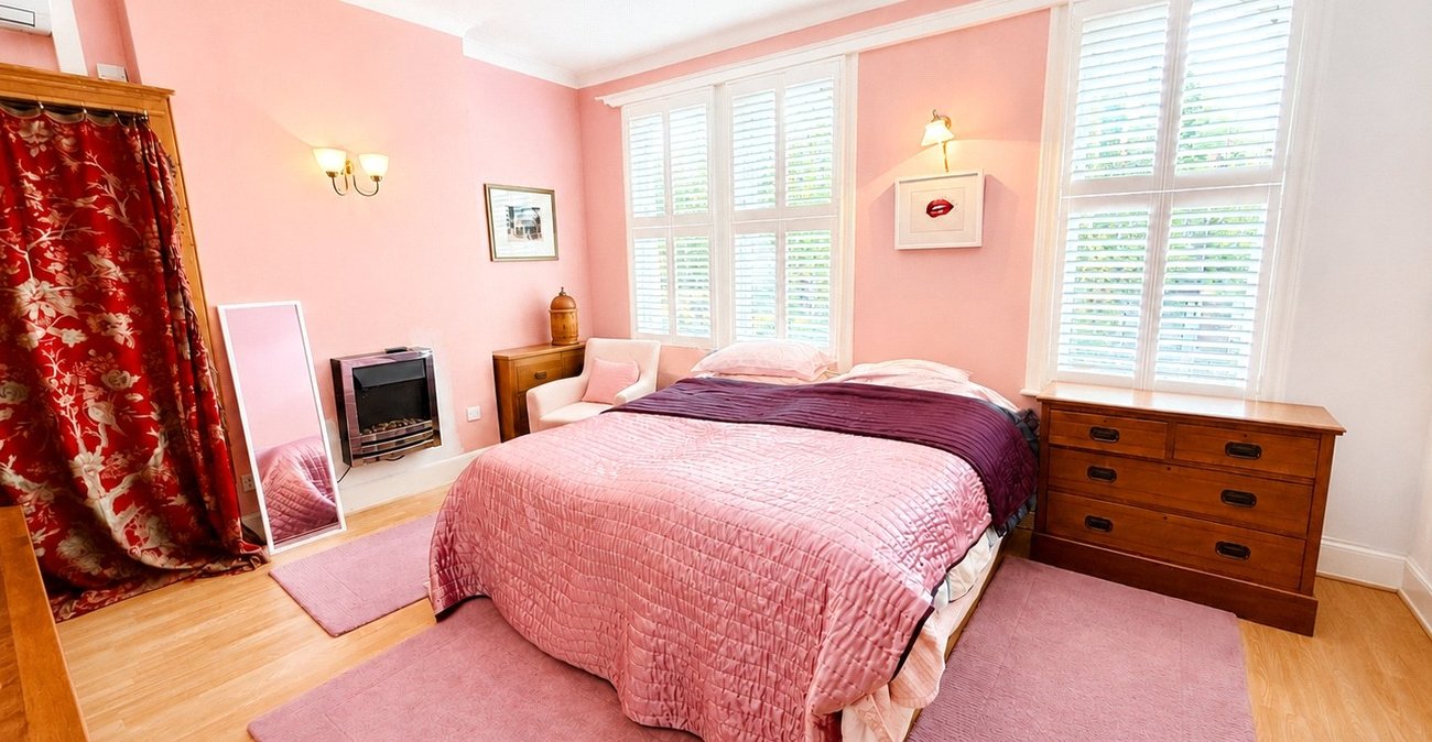 3 bedroom house for sale in London | Robinson Jackson