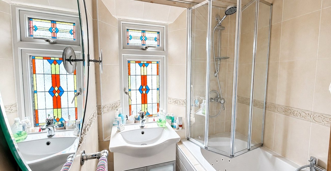 3 bedroom house for sale in London | Robinson Jackson