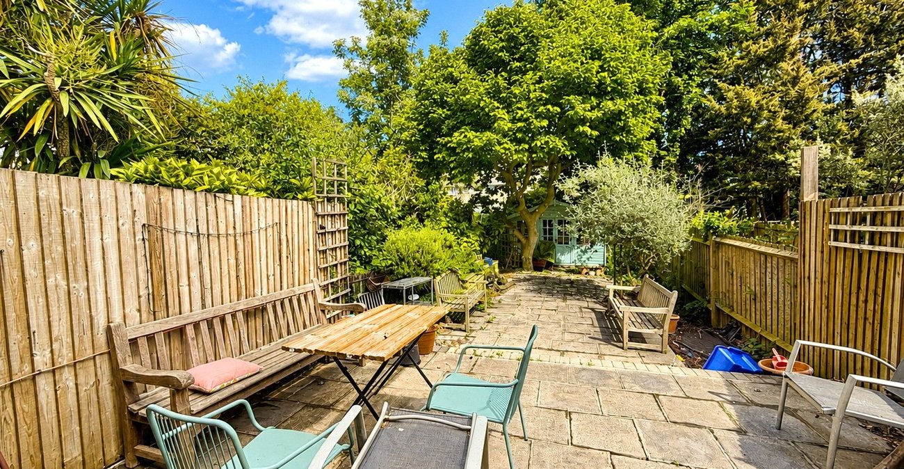 3 bedroom house for sale in London | Robinson Jackson