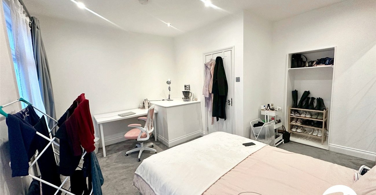 2 bedroom property for sale in London | Robinson Jackson