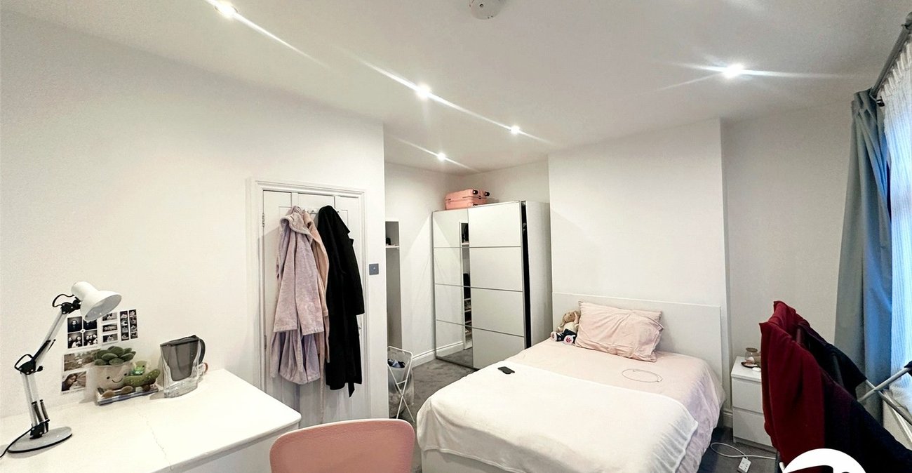 2 bedroom property for sale in London | Robinson Jackson