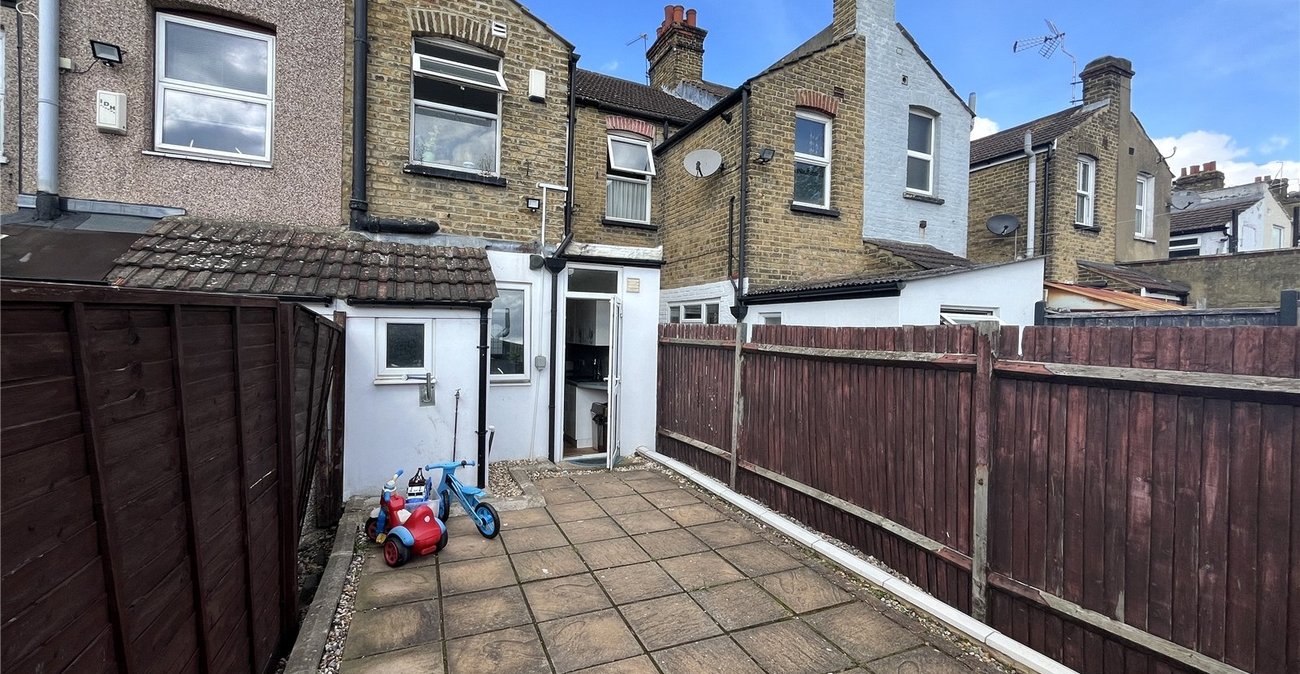 2 bedroom house for sale in Northfleet | Robinson Michael & Jackson