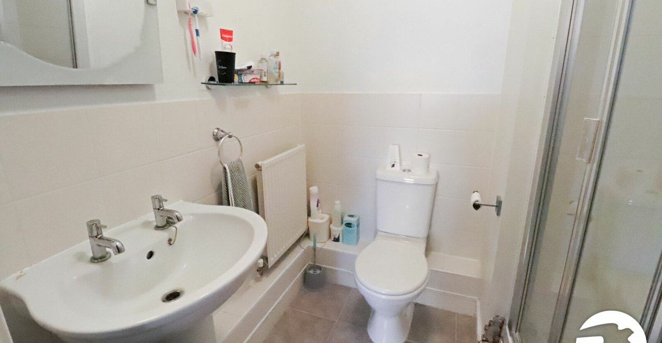 2 bedroom property for sale in London | Robinson Jackson