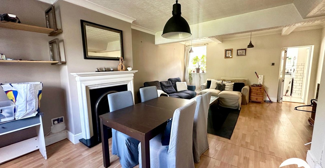 3 bedroom house for sale in London | Robinson Jackson