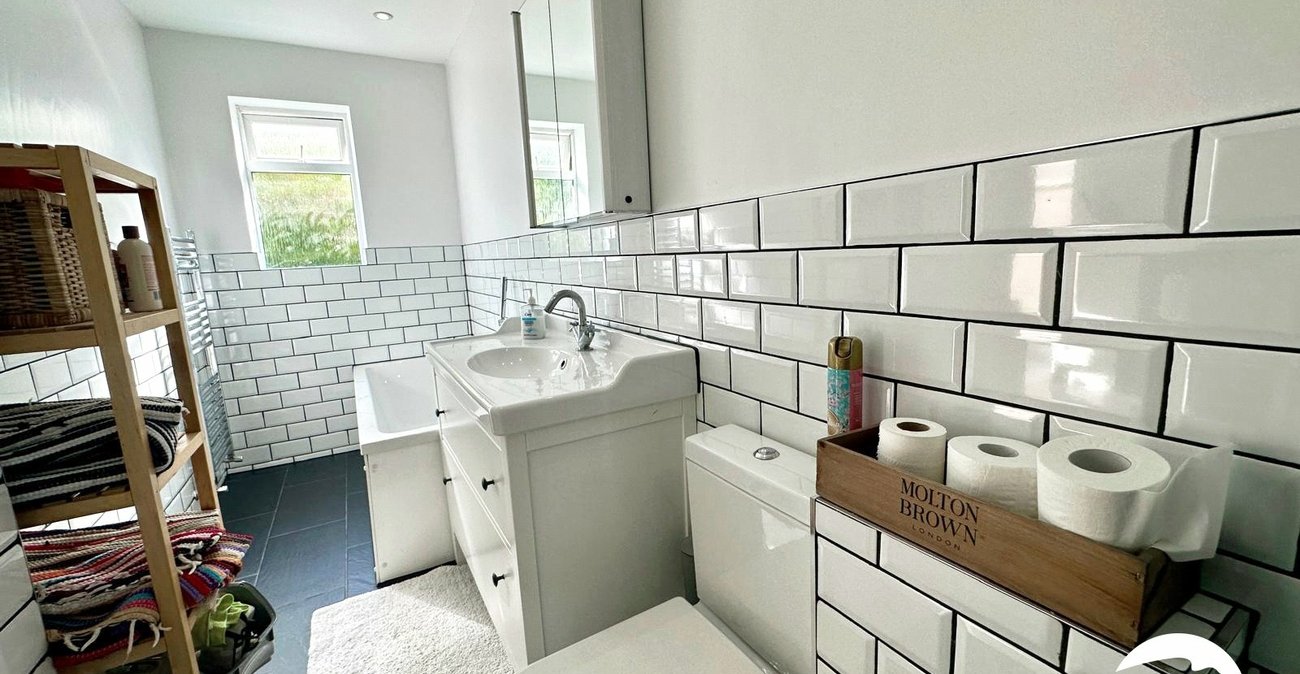 3 bedroom house for sale in London | Robinson Jackson