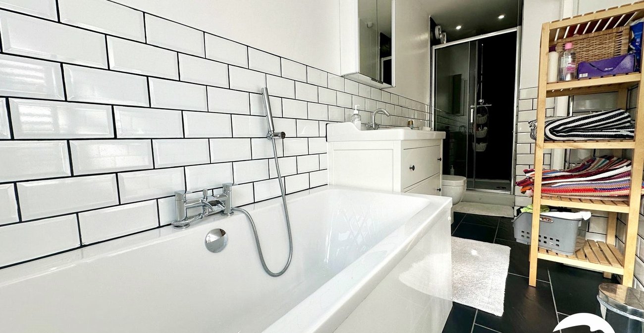 3 bedroom house for sale in London | Robinson Jackson