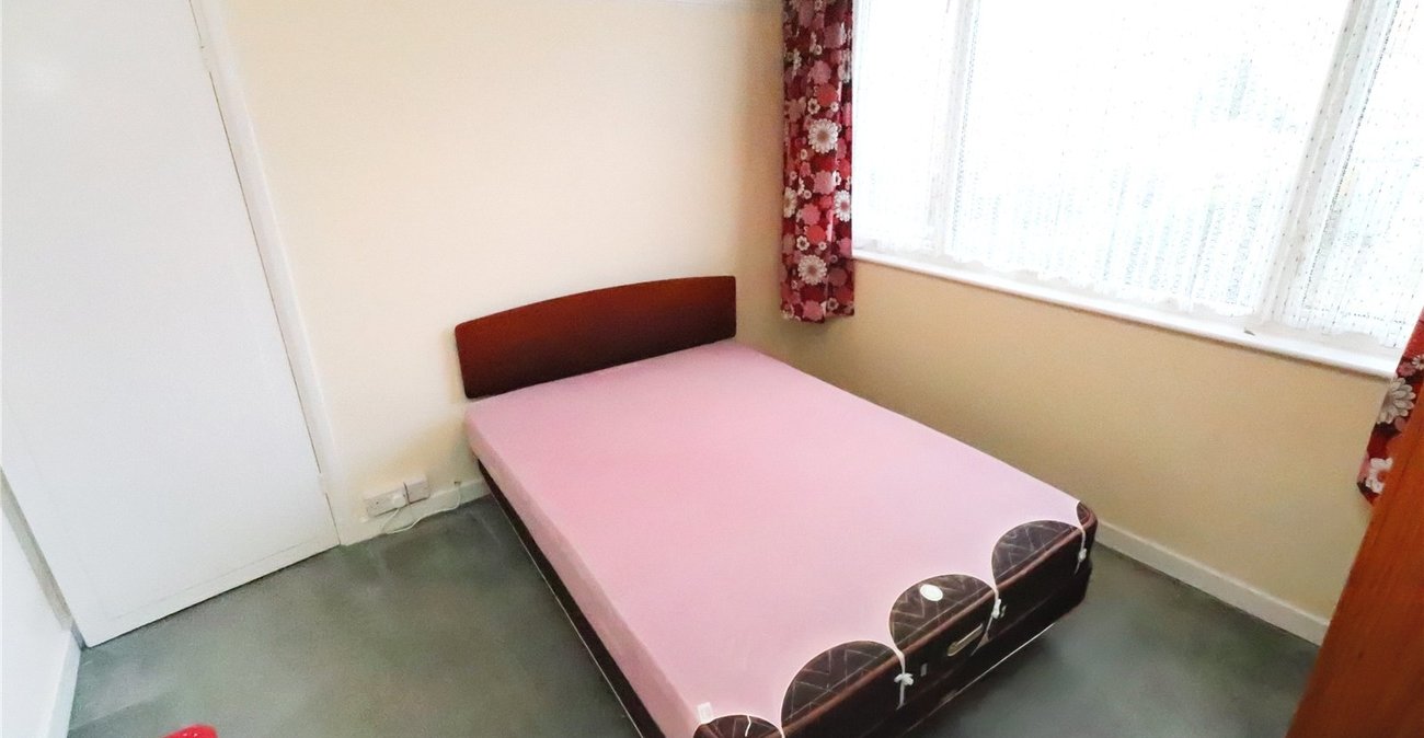 3 bedroom house for sale in London | Robinson Jackson