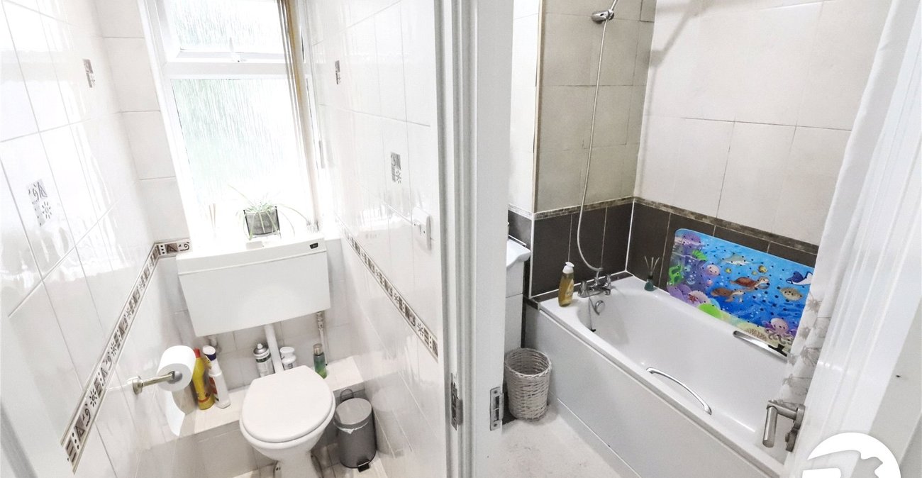 3 bedroom house for sale in London | Robinson Jackson