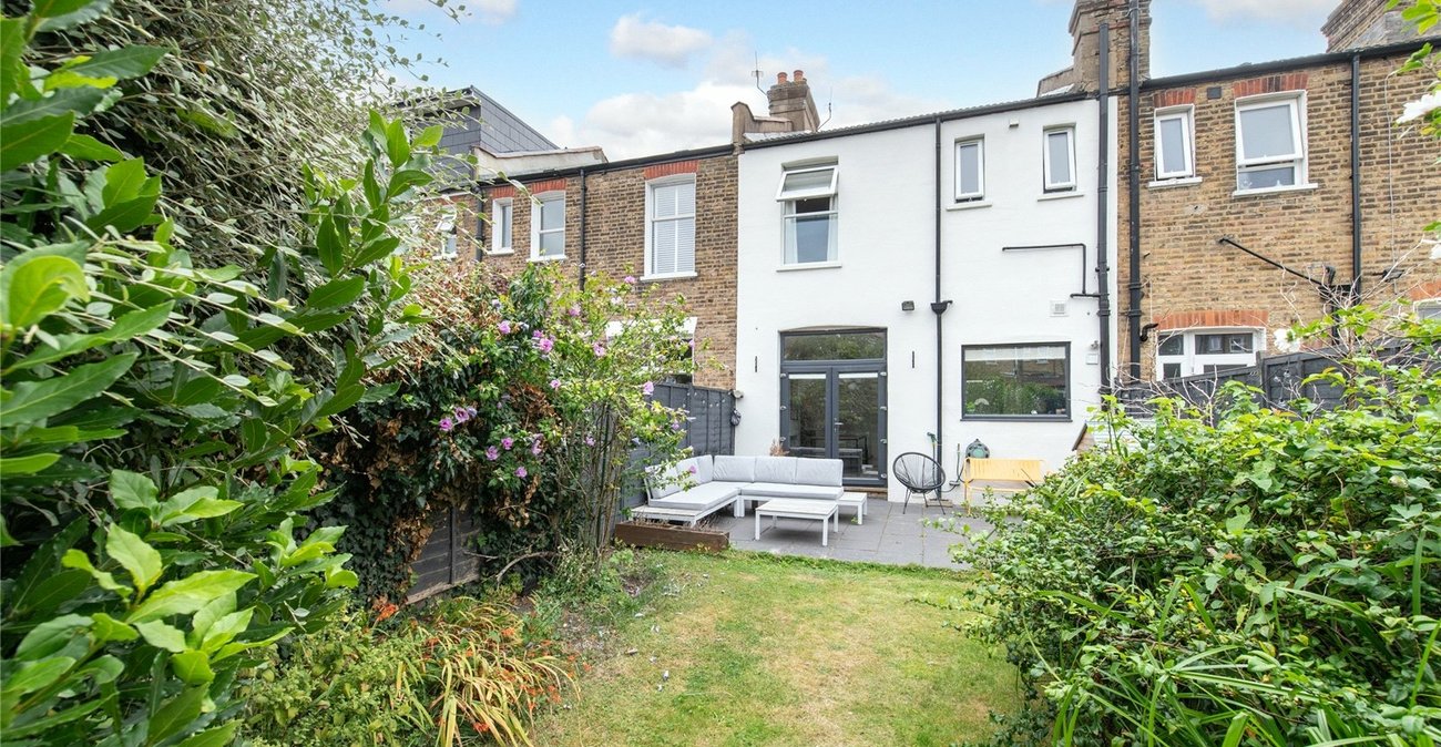 3 bedroom house for sale in London | Robinson Jackson