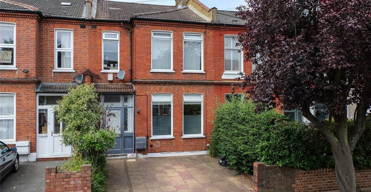 3 bedroom house for sale in London | Robinson Jackson