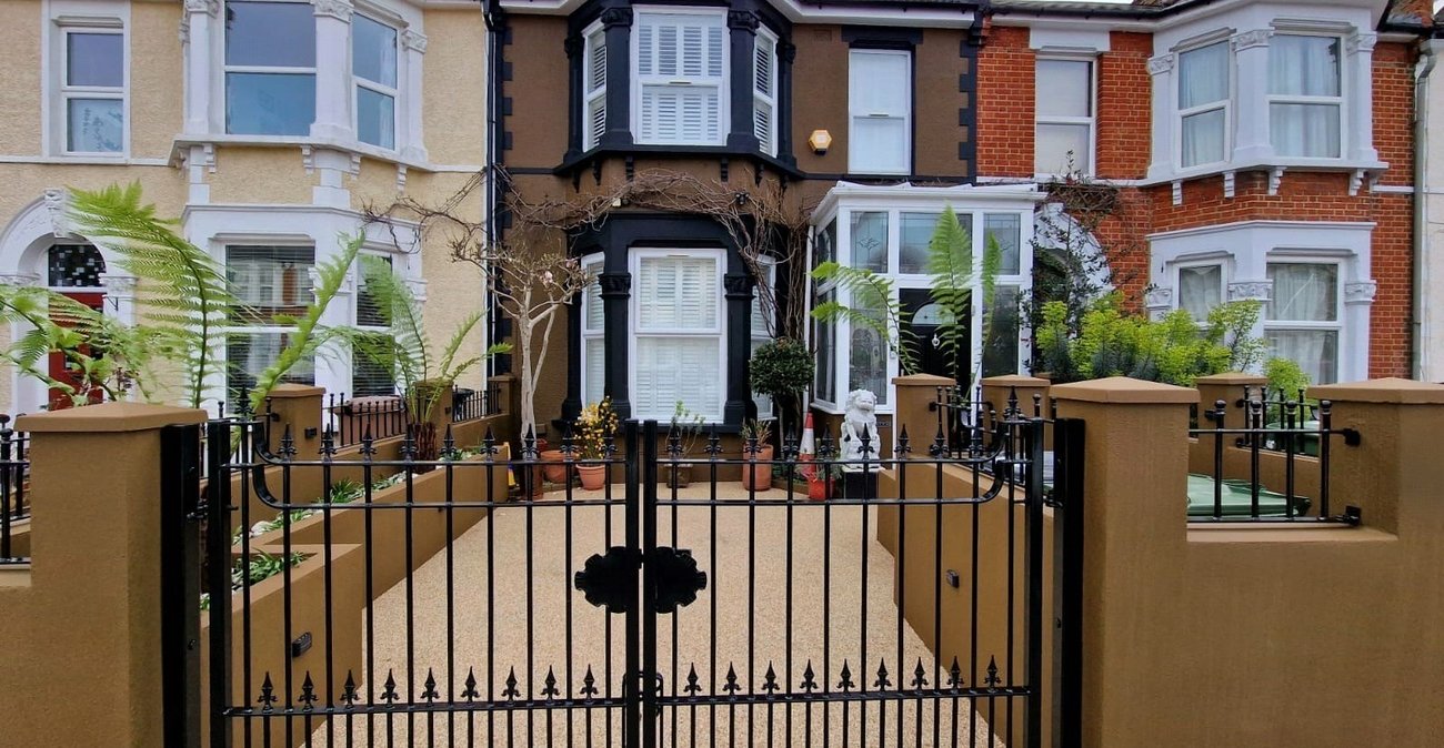 3 bedroom house for sale in London | Robinson Jackson