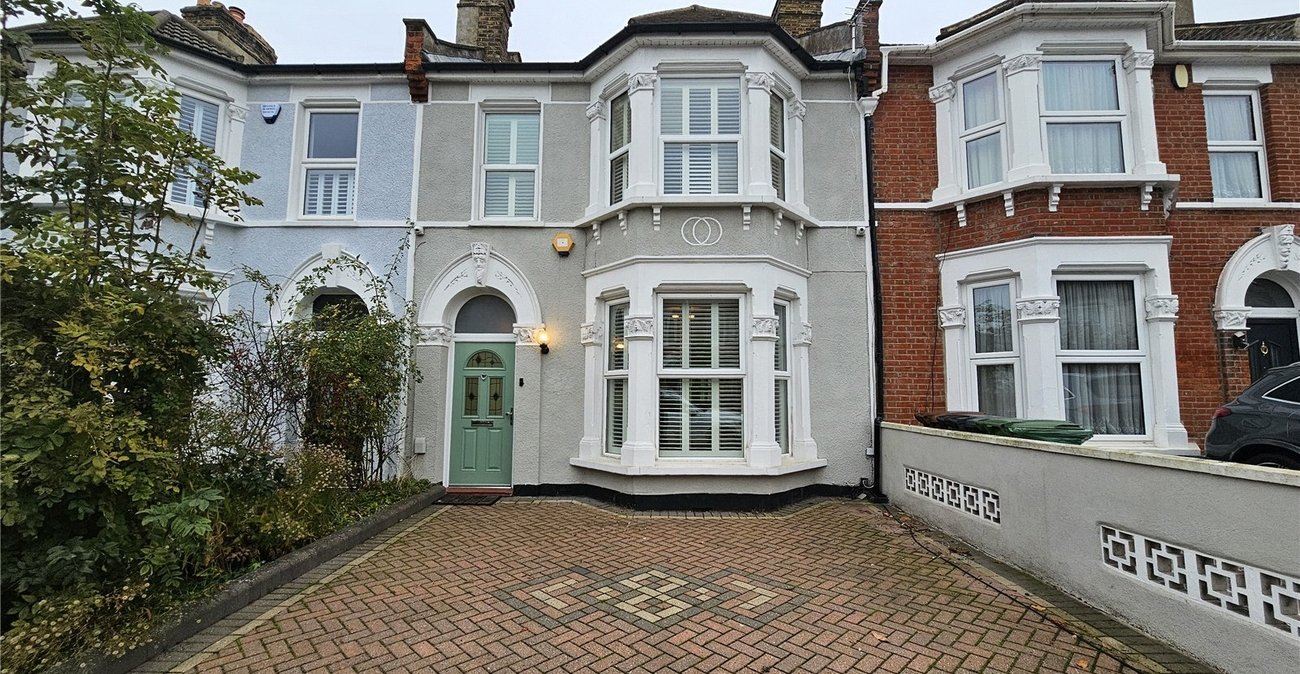 3 bedroom house for sale in London | Robinson Jackson