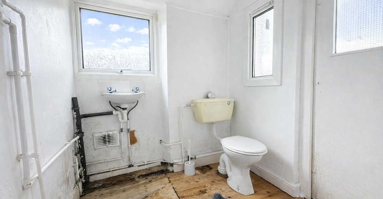 3 bedroom house for sale in London | Robinson Jackson