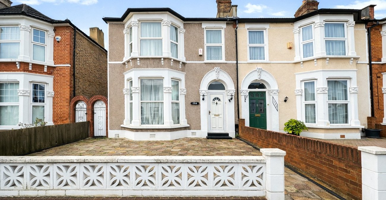 3 bedroom house for sale in London | Robinson Jackson