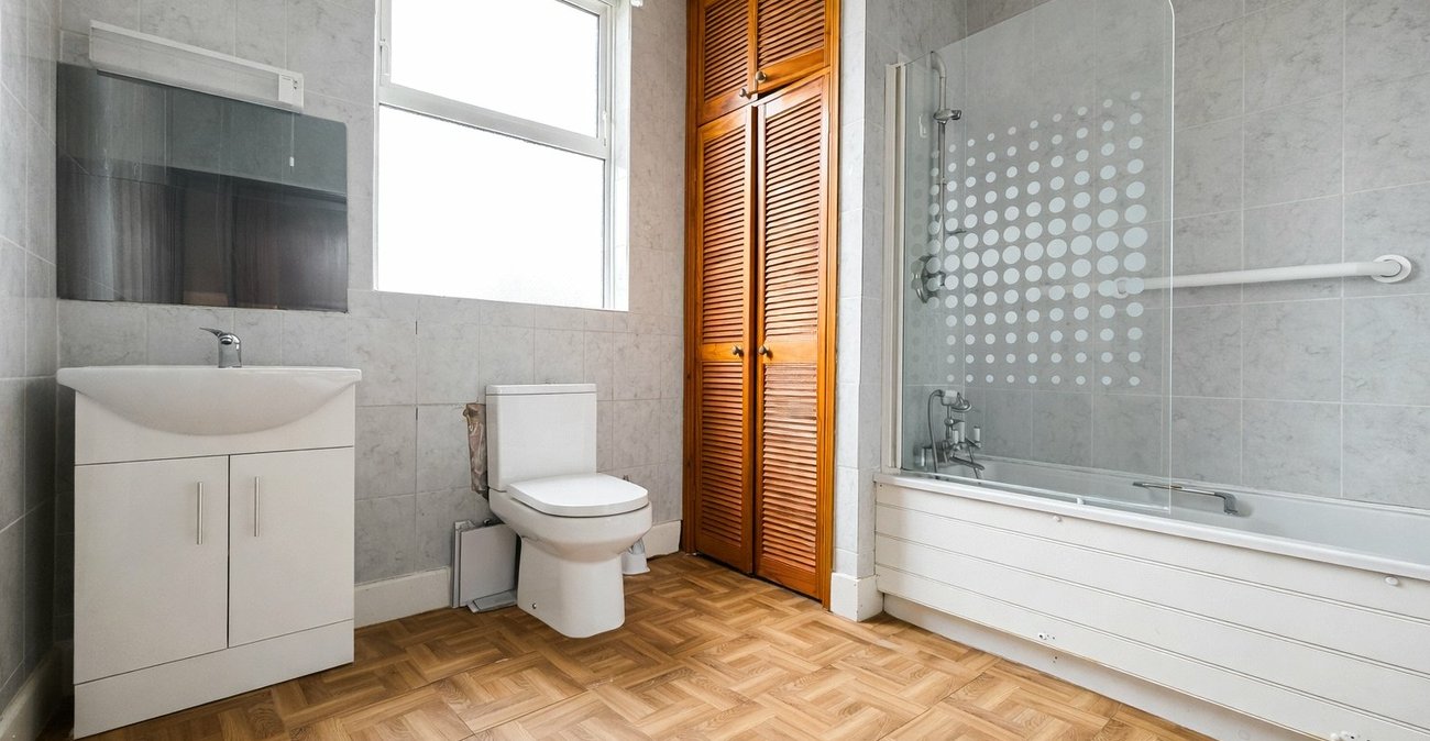 3 bedroom house for sale in London | Robinson Jackson