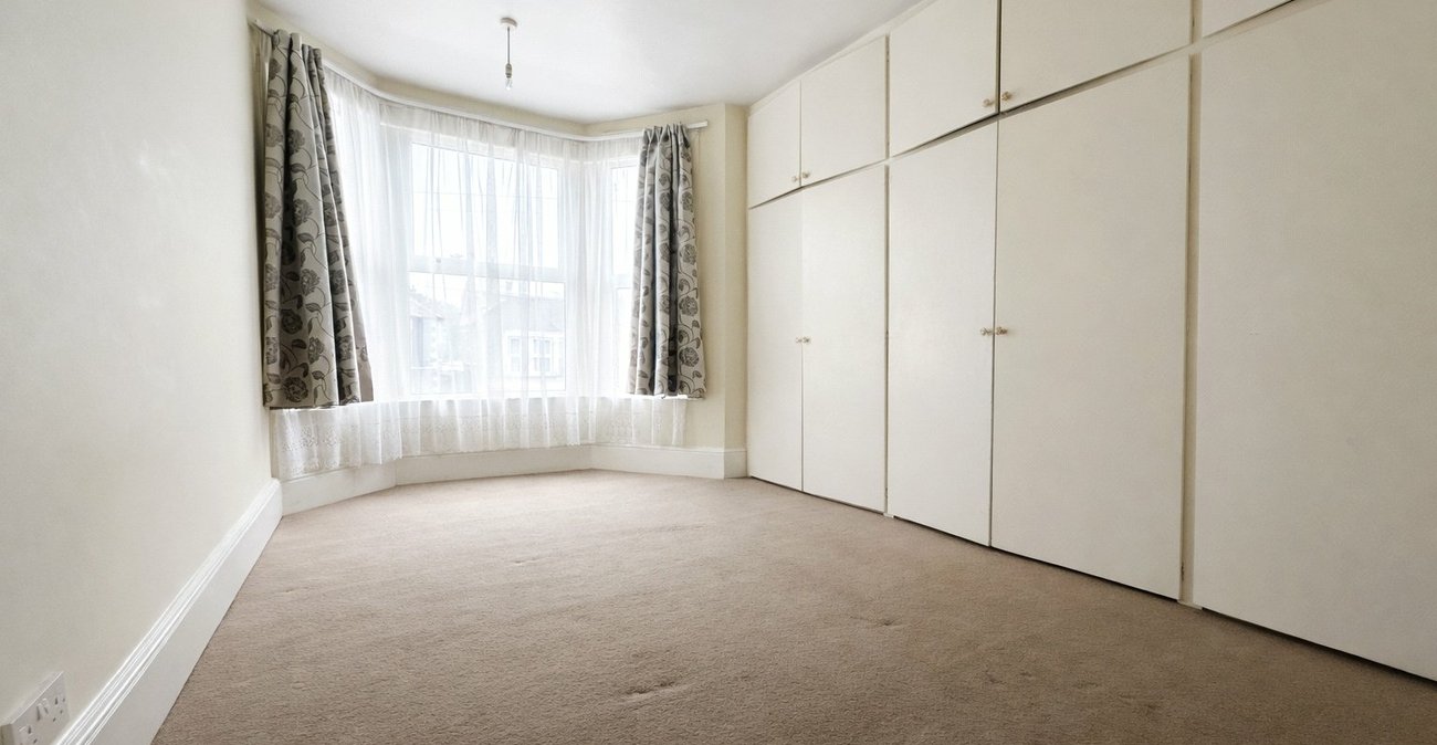 3 bedroom house for sale in London | Robinson Jackson