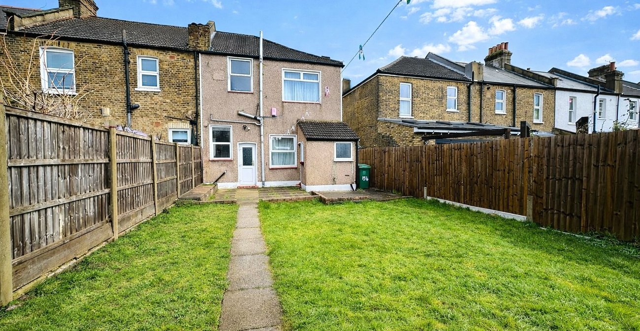 3 bedroom house for sale in London | Robinson Jackson