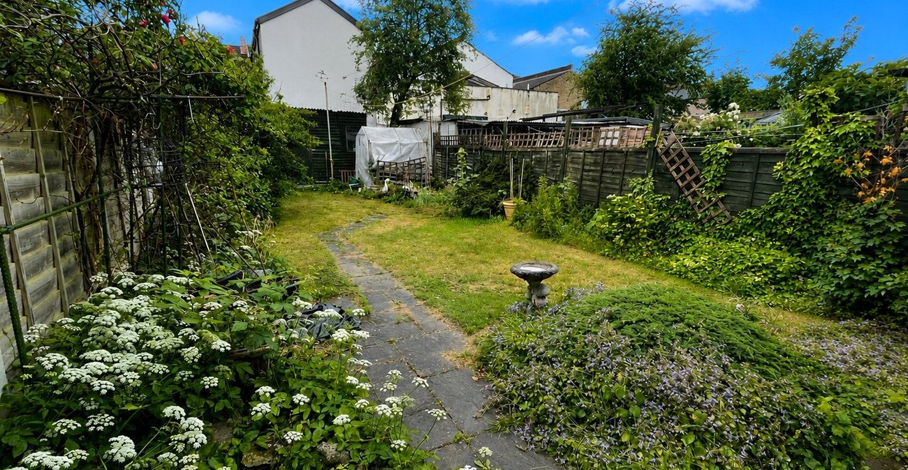 3 bedroom house for sale in London | Robinson Jackson