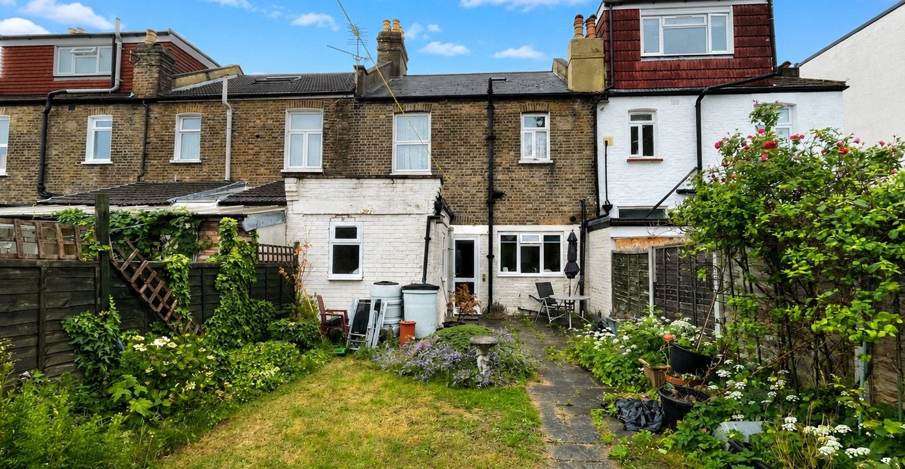 3 bedroom house for sale in London | Robinson Jackson