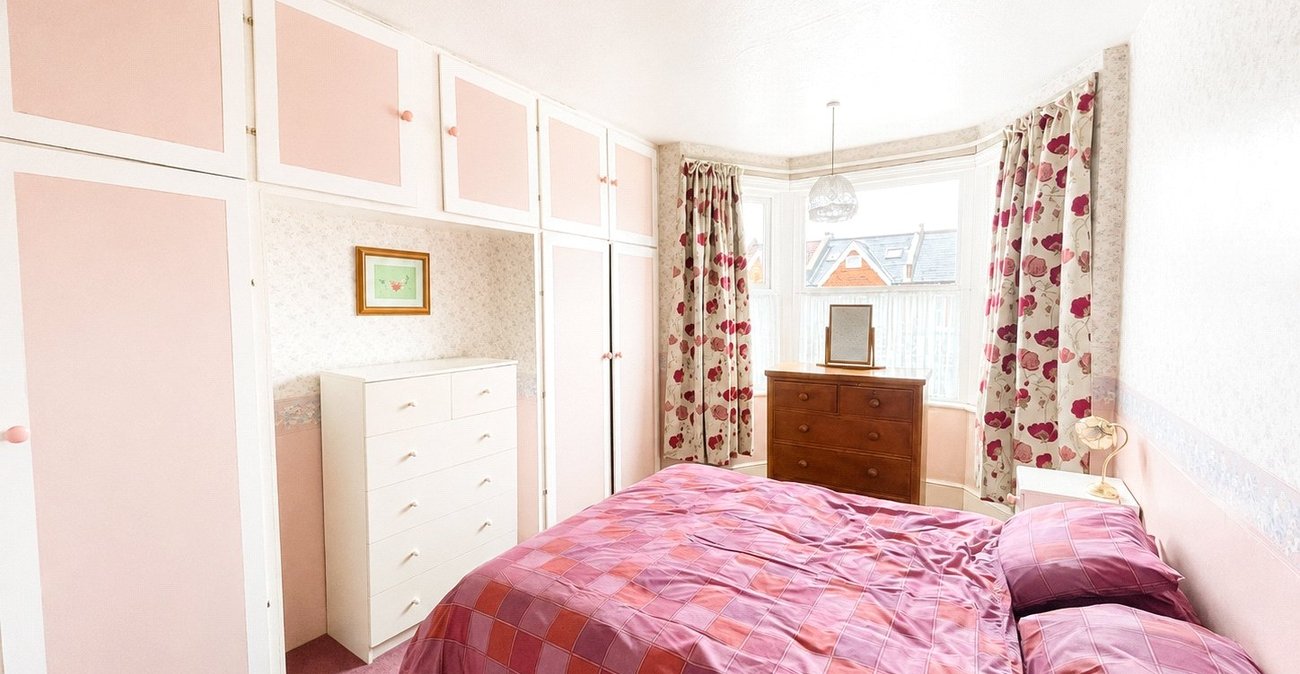 3 bedroom house for sale in London | Robinson Jackson