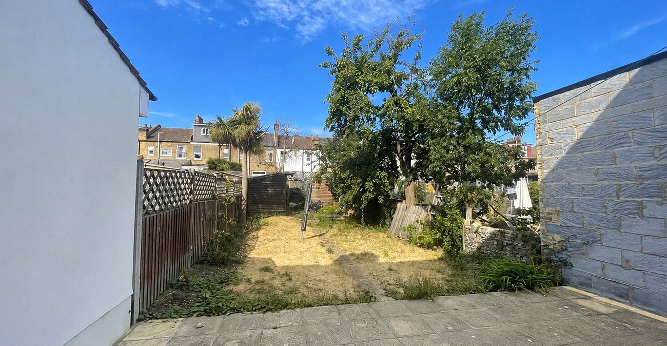 3 bedroom house for sale in London | Robinson Jackson