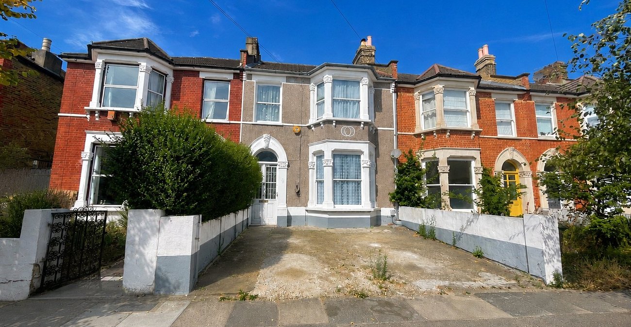 3 bedroom house for sale in London | Robinson Jackson