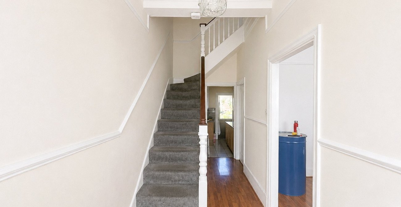 3 bedroom house for sale in London | Robinson Jackson