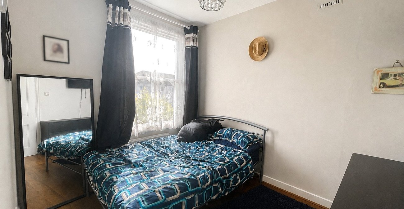 3 bedroom house for sale in London | Robinson Jackson