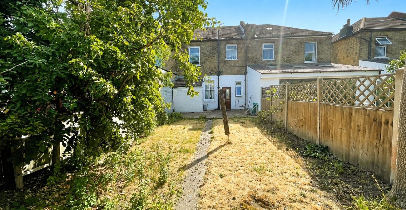 3 bedroom house for sale in London | Robinson Jackson