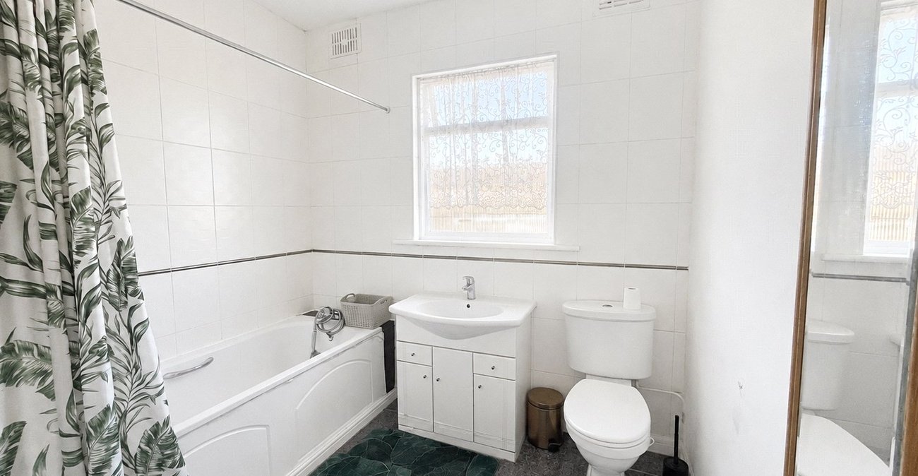 3 bedroom house for sale in London | Robinson Jackson