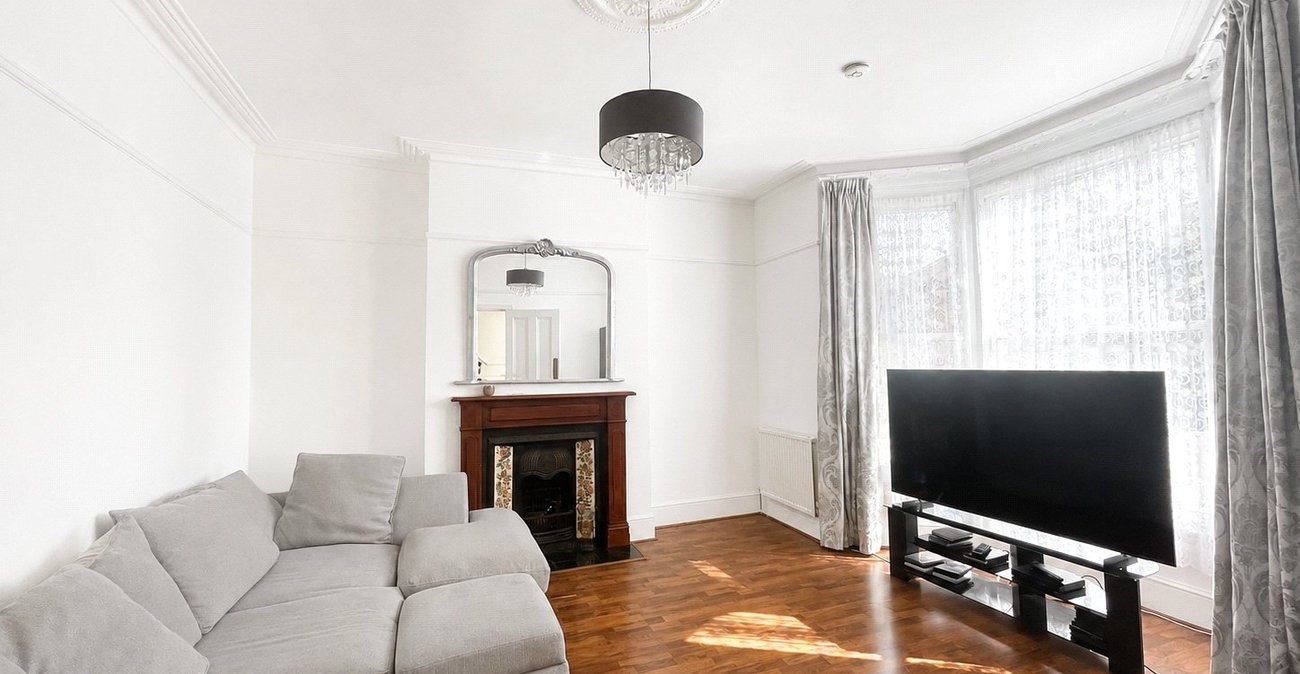 3 bedroom house for sale in London | Robinson Jackson
